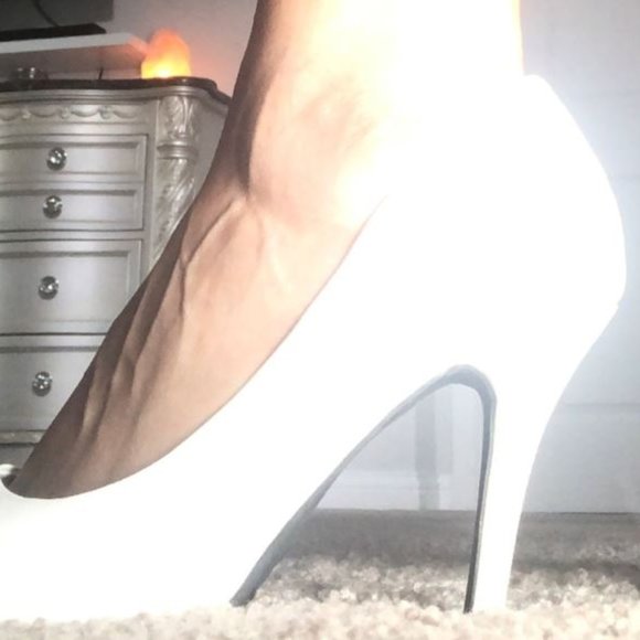 Solid White Pump - Picture 3 of 4